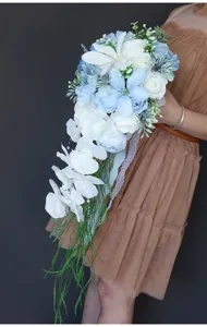 Künstlicher kaskadierender Brautstrauß Hochzeitsblume für Outdoor-Fotoshooting Detailansicht