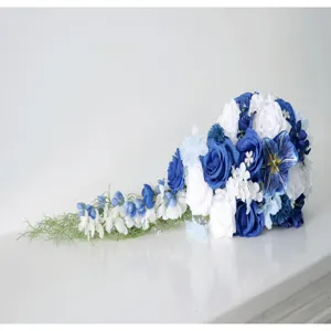 Blau weiße künstliche Kaskade Brautstrauß Detailansicht, elegante Hochzeitsblumen.