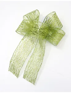 Dettaglio fiocco brillante in rete verde, perfetto per sedia nuziale e albero di Natale.