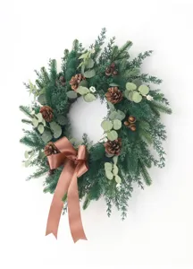 Detailansicht des künstlichen Weihnachtskranzes mit Tannenzapfen und braunem Schleifendesign.