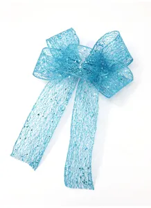 Dettaglio fiocco in rete glitterata blu, ornamento nastro brillante per confezione.