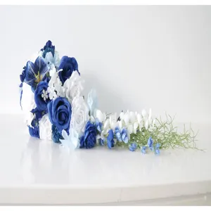 Detailansicht des blau-weißen künstlichen Brautstraußes, elegante Hochzeitsblumendekoration.