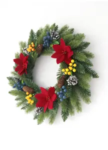 Nahaufnahme des Weihnachtskranzes mit Tannenzweigen, roten Weihnachtssternen und Beeren.