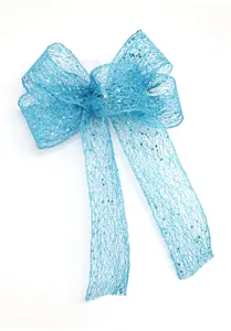 Dettaglio di fiocco in rete glitterata turchese per sedia matrimonio e albero di Natale.