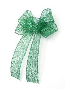 Dettaglio fiocco in rete glitterata verde per sedia matrimonio, decorazione albero di Natale e festa.