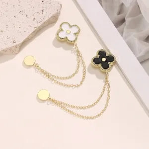 Detailopname van prachtige klaver magnetische broche met gouden ketting en stijl.