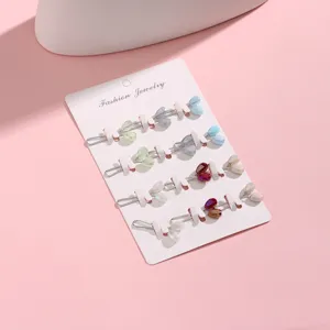 Nahaufnahme von bunten Kristall U-förmigen Schalnadeln auf einer Displaykarte für den Alltag.