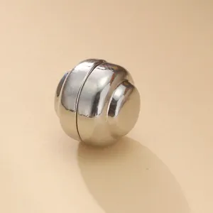 Metallischer magnetischer Kleiderverschluss zur Hosenverkuerzung und Aermelfixierung Detail.