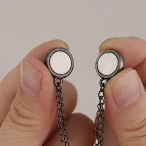 Magnetische broekomslagclips en vestbevestigingsknopen detail metalen onderdelen.