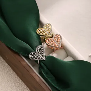 Boucle d'anneau de foulard en soie perle strass cœur accessoire de vêtement principal vue