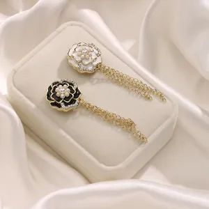 Elegante camelia magnetische broche met parels strass en kettingen voor stijlvolle kleding