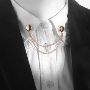 Goudkleurige dubbele ketting kraagspeld detail, elegant overhemd decoratie accessoire close up.