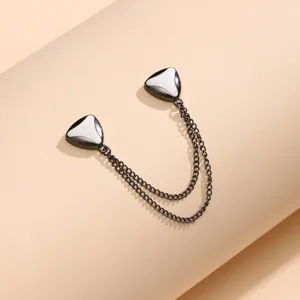 Close-up detail van de metalen magnetische kledingclip met stevige dubbele ketting.