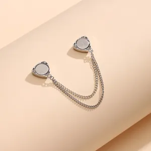 Gedetailleerd overzicht van de zilveren magnetische broekclip voorzien van dubbele ketting.