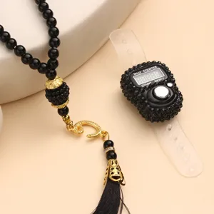 Gedetailleerd overzicht van zwarte kralen ketting set met digitale telmachine.