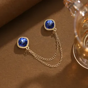 Elegante broche magnético con cristal azul y doble cadena para cuello de moda femenina.