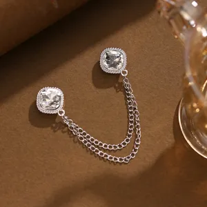 Nahaufnahme einer glitzernden Kristall-Magnetbrosche, doppelter Legierungs-Kragenpin mit Kette.