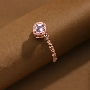 Nahaufnahme einer stilvollen roségoldenen Magnetbrosche mit rosa Kristall und filigraner Kette.