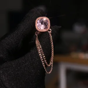 Elegante broche magnético de oro rosa con cristal rosa y cadenas elegantes para mujeres.