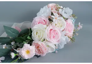 Vue détaillée du bouquet de mariée artificiel en cascade avec roses roses et blanches.