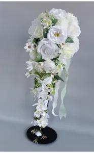 Weißer künstlicher Kaskaden Brautstrauß Tropfen Hochzeitsblume Fotografie Requisite Detail.