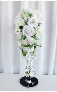 Detailaufnahme eines künstlichen weißen Brautstraußes in Kaskadenform für elegante Hochzeiten.