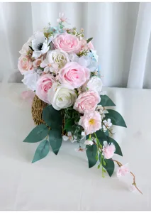 Gros plan de détail du bouquet de mariée artificiel en cascade, roses roses et blanches