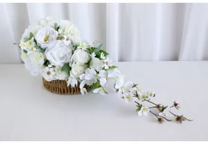 Weisser künstlicher Kaskaden-Brautstrauss Detailansicht mit eleganter Blumenanordnung.