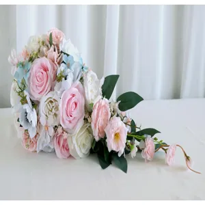 Magnifique bouquet de mariée artificiel en cascade avec des roses pour la décoration.