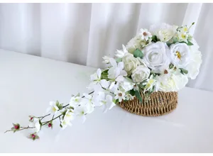 Eleganter künstlicher weißer Kaskaden-Brautstrauß für Hochzeitsfotografie und Dekoration.