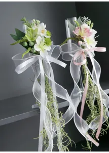 Künstliche Blumen Dekoration für Hochzeitssektgläser mit schönen Bändern für Feierdetails