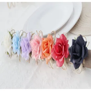 Portatovaglioli di rose artificiali con corda di iuta per decorazione tavola cena matrimonio.