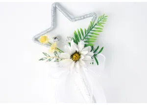 Primo piano dettagliato della bacchetta magica con margherita bianca e fiocco organza.