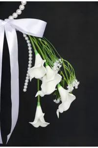 Primer plano detallado del ramo de novia de Alcatraces blancos artificiales con cinta y perlas.