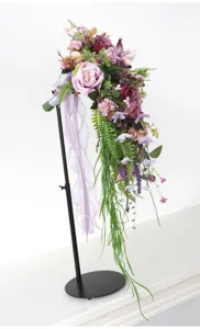 Nahaufnahme künstlicher Kaskaden Brautstrauß Details mit elegantem lila Blumenarrangement.