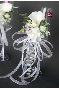 Künstliche Calla Sektglas Blume Dekoration für romantische Hochzeit mit Bändern Perlen.