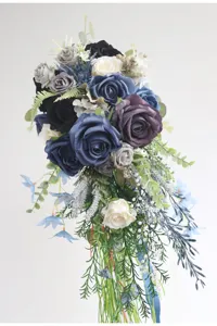 Künstlicher Kletter-Brautstrauß mit dunkelblauen Rosen und Eukalyptusblättern für Hochzeiten.