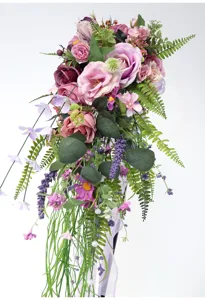 Künstlicher Kaskaden Brautstrauß für die Hochzeit, lila rosa Seidenblumen Gesteck Dekoration.