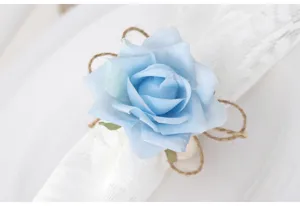 Dettaglio dell'anello per tovaglioli di rosa artificiale blu con corda rustica e pizzo.