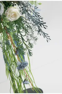 Wunderschöne Nahaufnahme des künstlichen Kaskaden Brautstraußes mit weißen Rosen und Perlen.