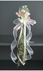 Künstliche Hochzeits-Sektglas-Blumendekoration mit rosa und weißen Blumenbändern Detail.