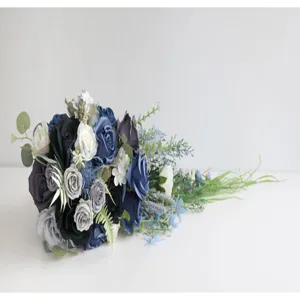 Künstlicher kaskadierender blauer und schwarzer Rosen Brautstrauß für Hochzeitsdekor.