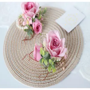 Detailansicht der rosa künstlichen Rosen Handgelenk Blume, Hochzeits Corsage Zubehör.