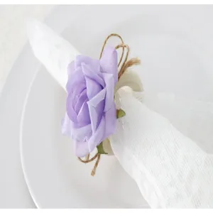Portatovagliolo di rosa artificiale viola con corda di juta e dettaglio per decorazione.