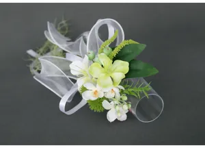 Detailansicht künstlicher Blumendekoration für Hochzeitsgläser und Autospiegel.