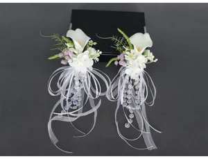 Detailansicht künstlicher Calla-Hochzeitsdekorationsblumen mit Bändern und Perlenperlen.