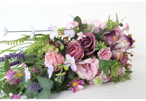 Wunderschöner künstlicher Brautstrauß mit kaskadierenden lila Rosen und feinem Grün