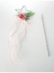 Vista dettagliata della bacchetta magica fai da te con fiore rosa e stella per cosplay.