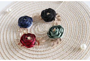 Vintage stoffen rozenknop broche set met parels en metalen bladeren voor pak bruiloft lapel.