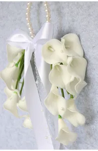 Detalle del ramo de novia de Alcatraz con perlas artificiales, flores elegantes boda.